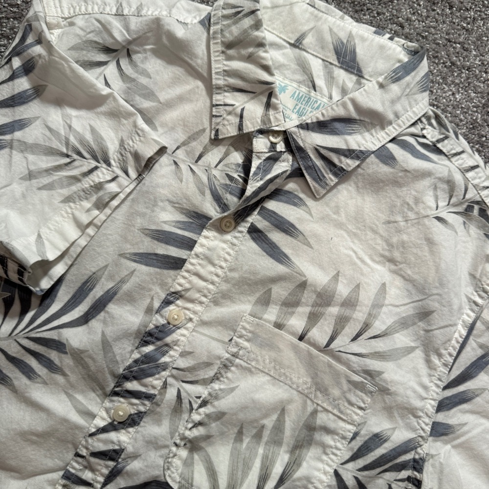 American Eagle Shirt Mens M White Gray Palm Leaf Cotton Tropical Beach Summer
